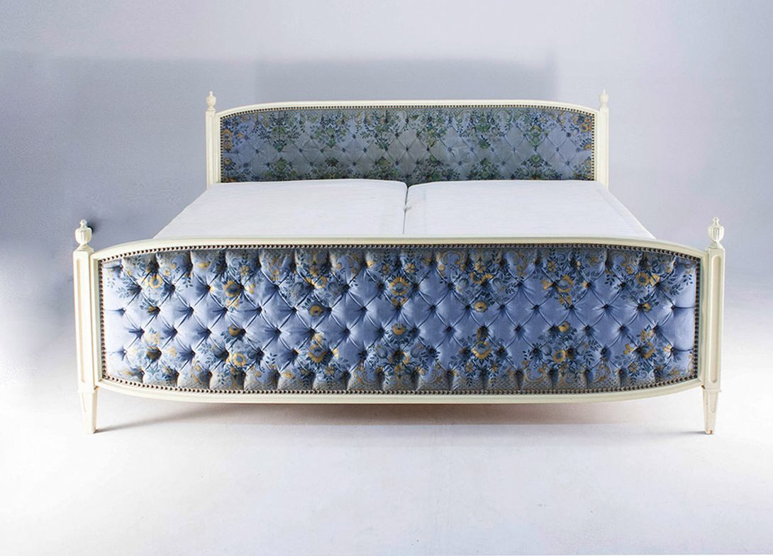Foto Comfort Bed with Blue Flower Upholstery 1970