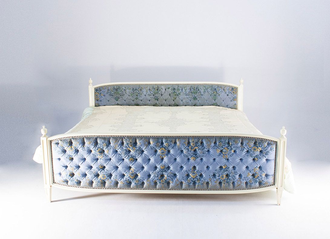 Foto Comfort Bed with Blue Flower Upholstery 1970