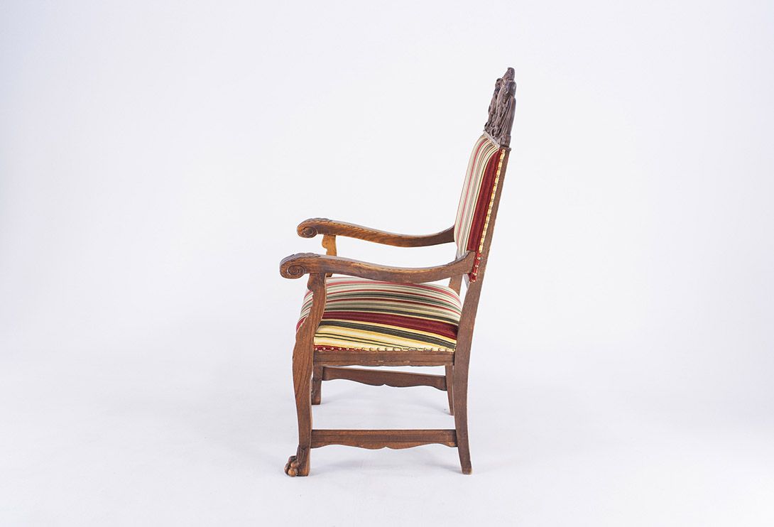 Foto Antique Armchair with Carved Back and Colorful Seat Hannover 1880