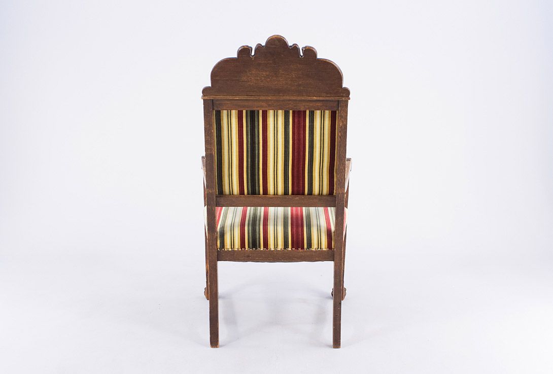 Foto Antique Armchair with Carved Back and Colorful Seat Hannover 1880