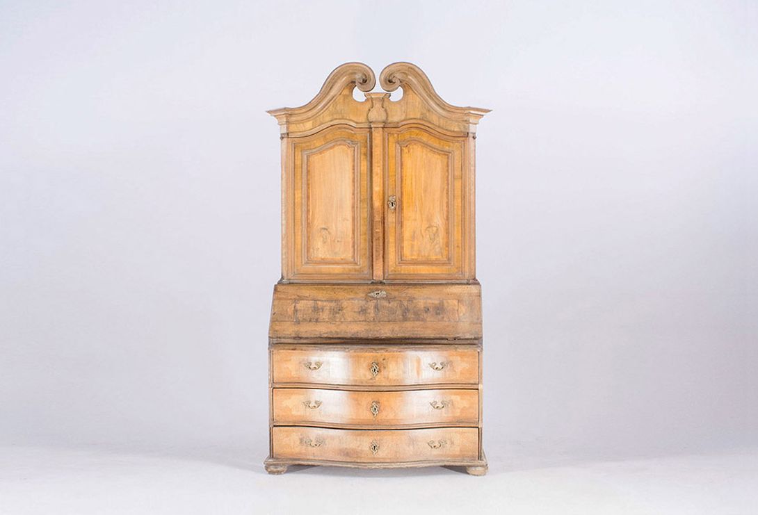 Foto Massive Baroque Oak Cabinet with Secretary 1780