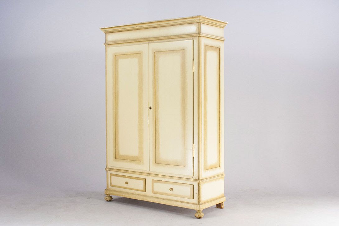 Foto Classicism Wooden Cabinet in Beige Potsdam 1865