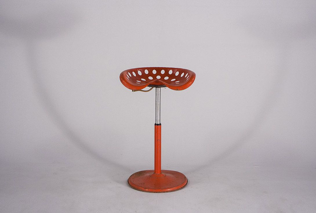 Foto Red Metal Bar Stool