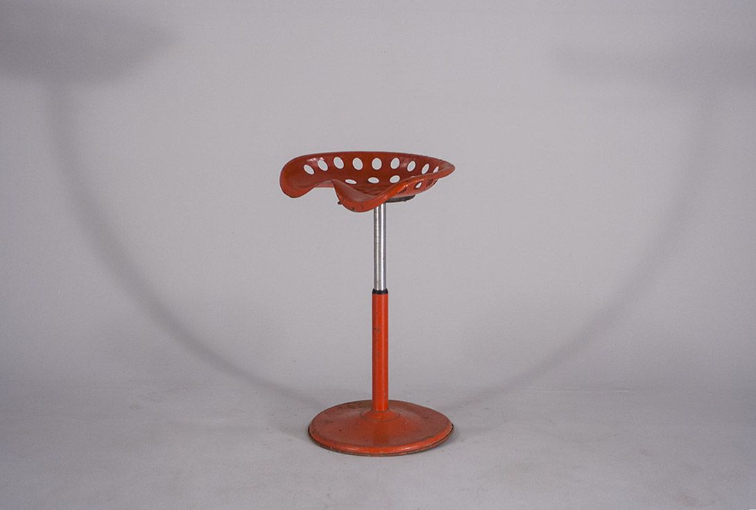 Foto Red Metal Bar Stool