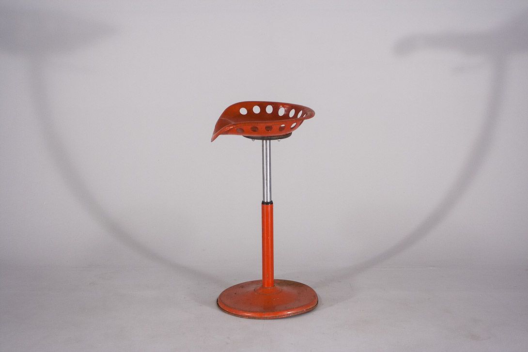 Foto Red Metal Bar Stool