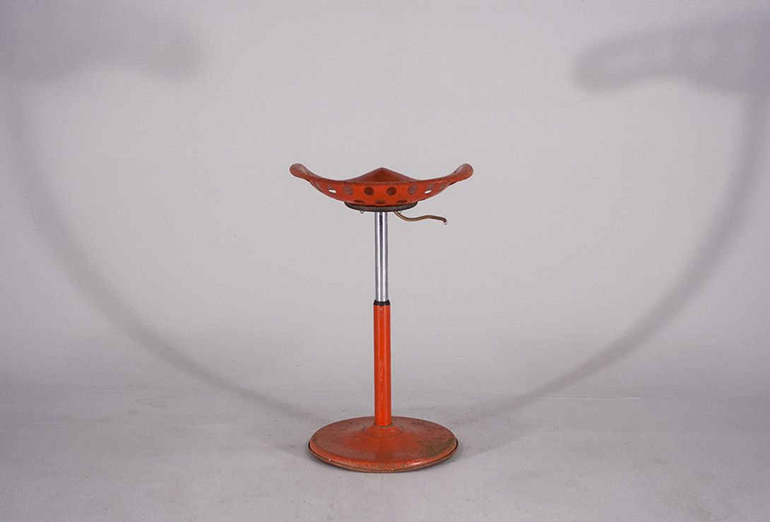 Foto Red Metal Bar Stool