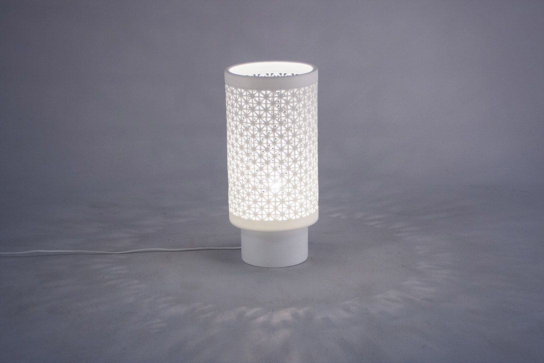 Foto White Table Lamp with Cut-Out Pattern ​h46