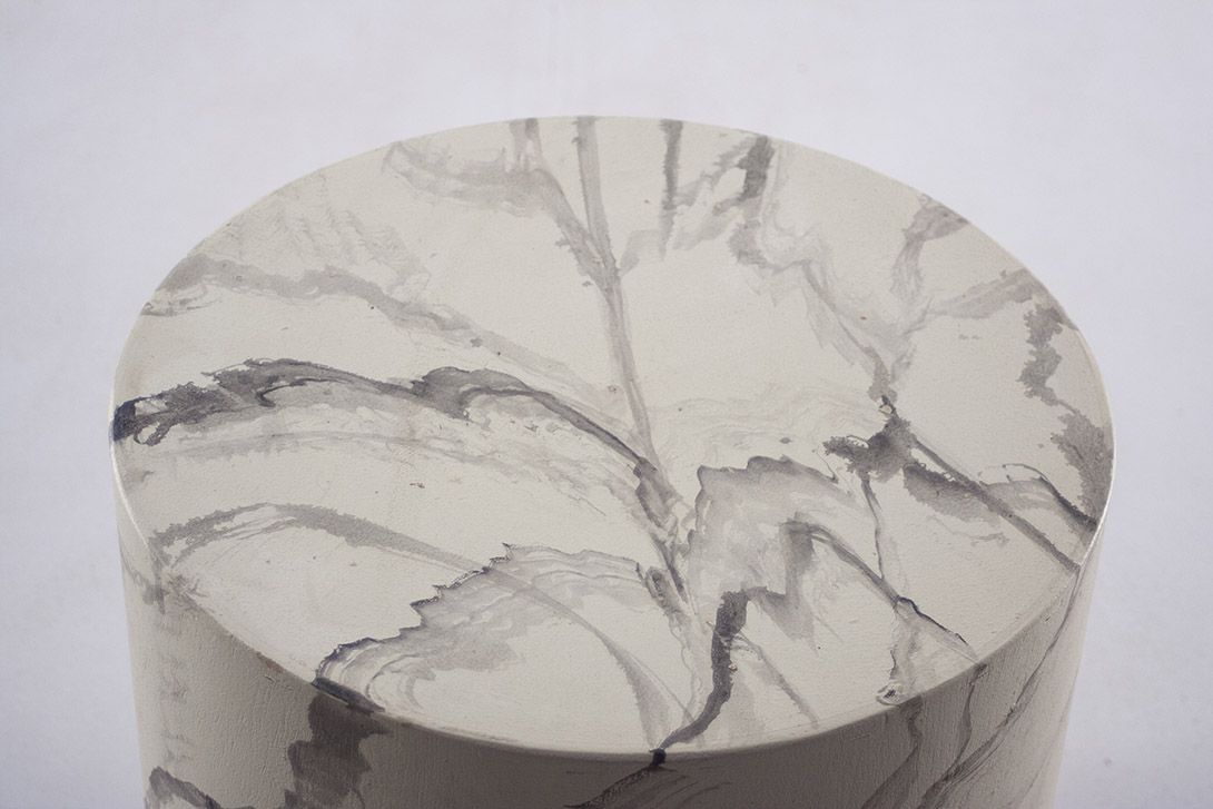 Foto White Wooden Cylindric Stool with Marble Painted Surface h40