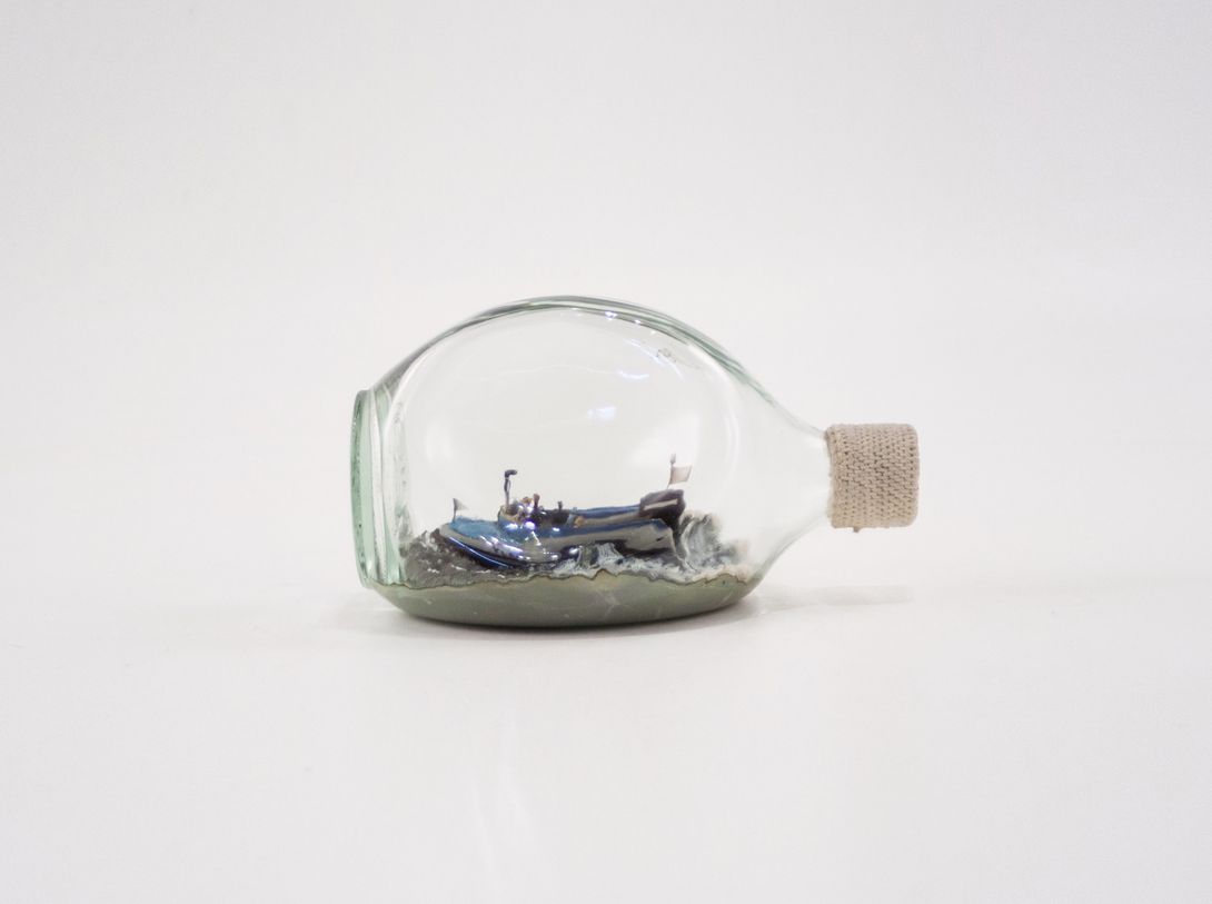 Foto Motorboat in a Bottle