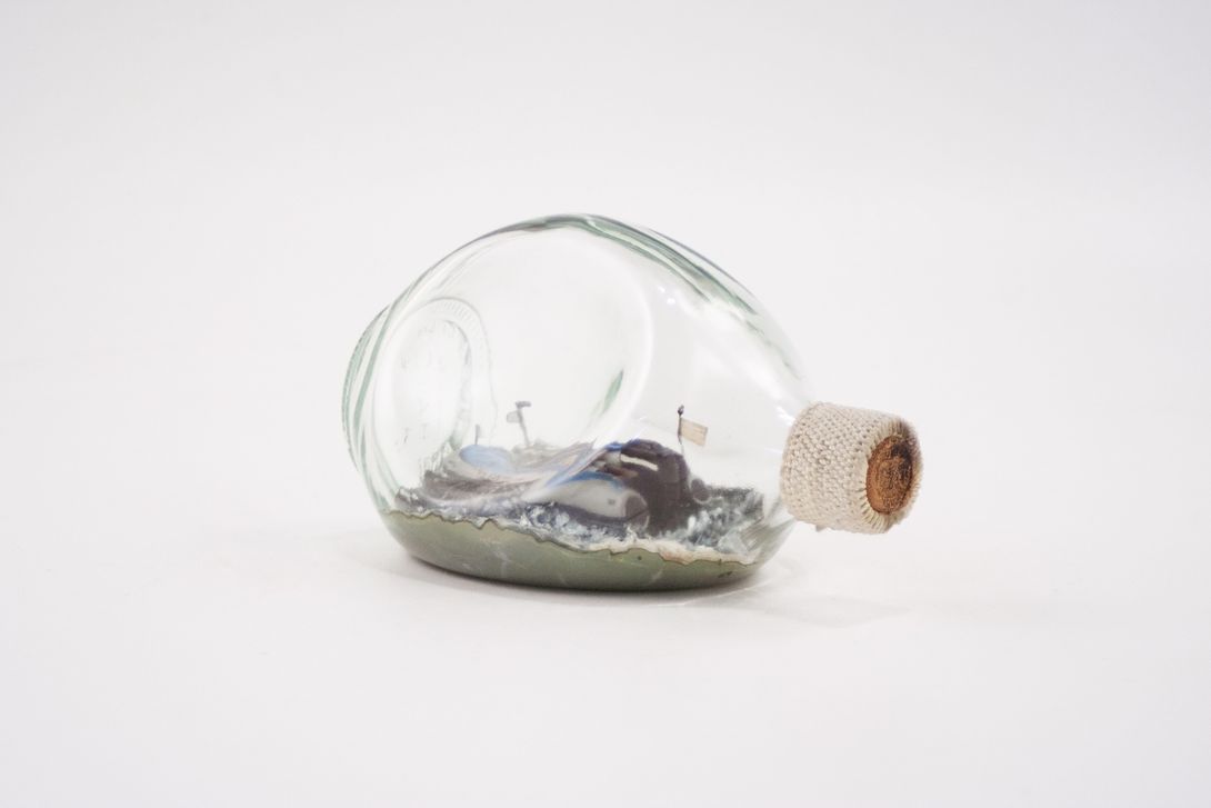 Foto Motorboat in a Bottle