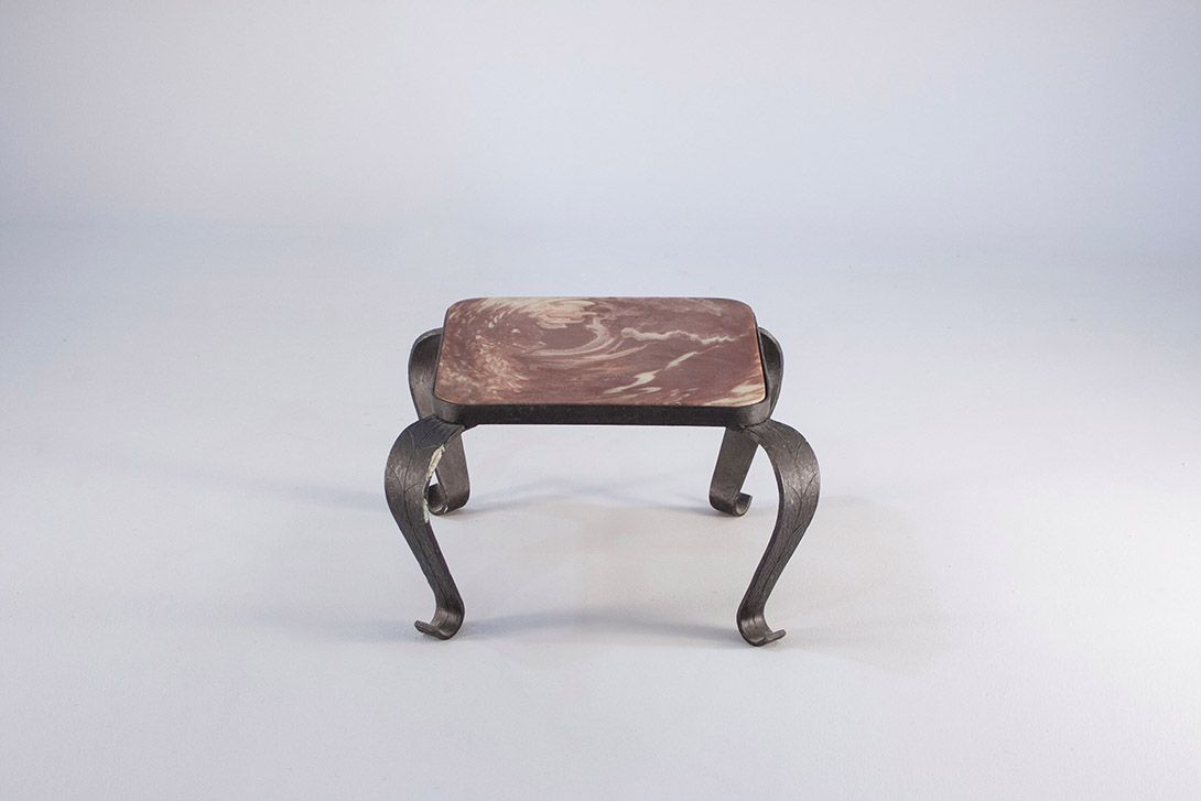 Foto Coffee Table with Brown Marble Top and Curved Legs h31x50x50