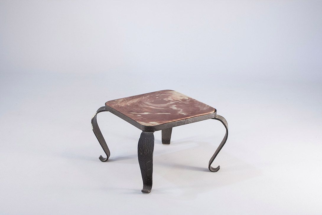 Foto Coffee Table with Brown Marble Top and Curved Legs h31x50x50