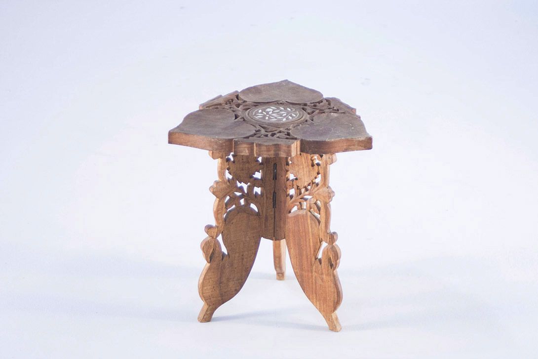 Foto Carved Side Table with Engraved Nacre Detail ​h32x28x30