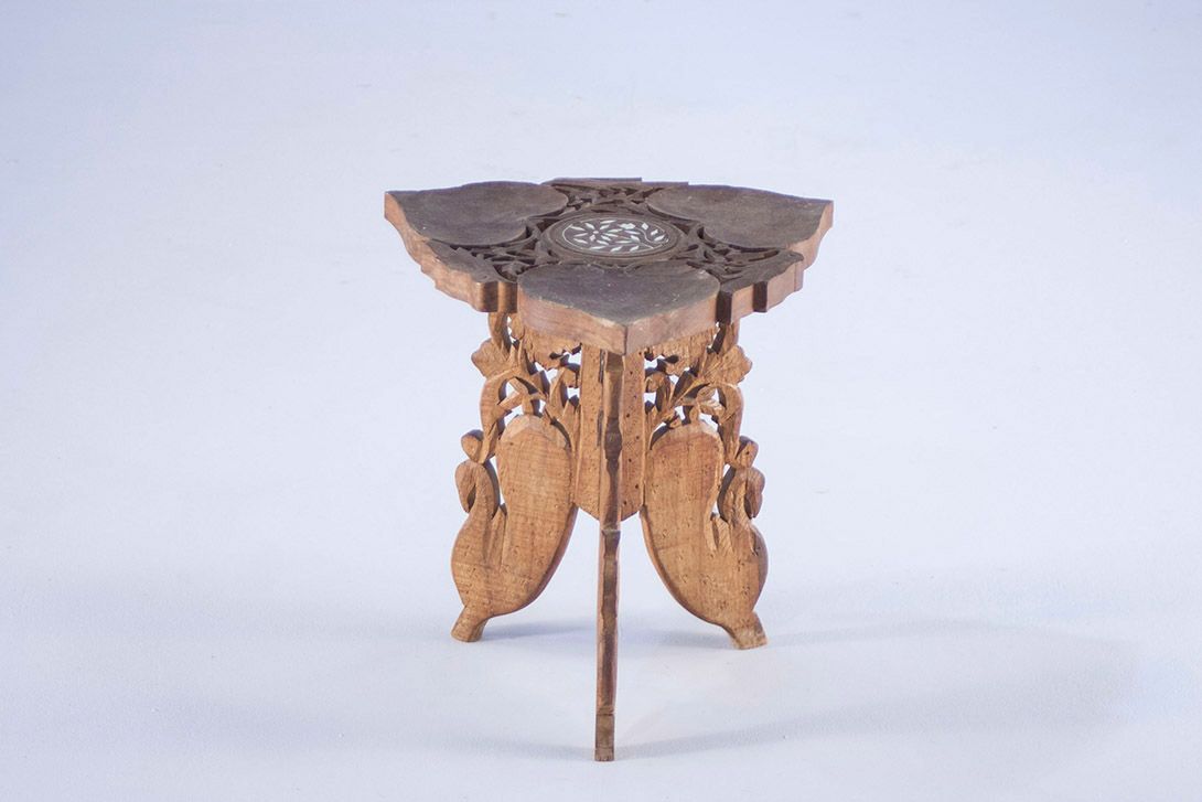 Foto Carved Side Table with Engraved Nacre Detail ​h32x28x30