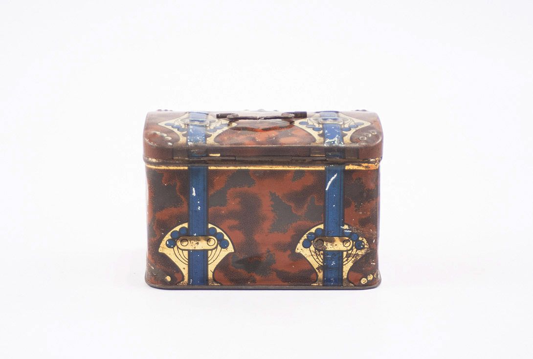Foto Old Metal Box with Lock h10x15x10