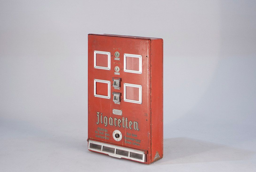 Foto Old German Cigarette Machine