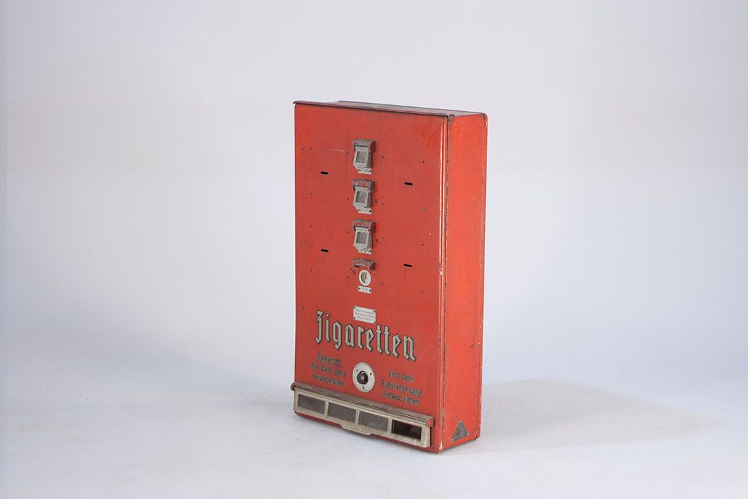 Foto Old Cigarette Machine