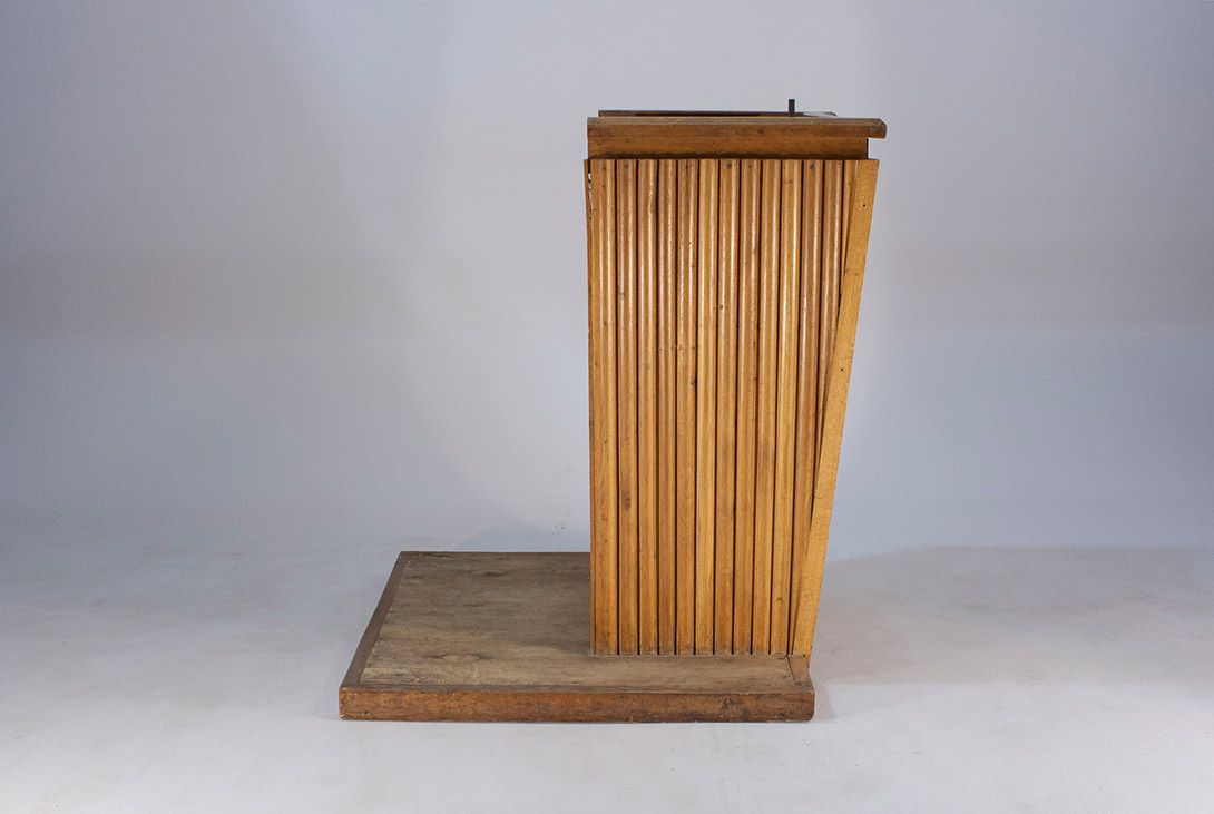 Foto Wooden Lectern Prague 1955 h120x100x95