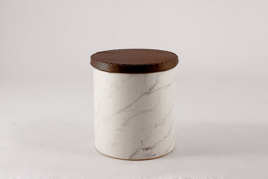 Foto White Wooden Cylindric Stool with Marble Painted Surface h40
