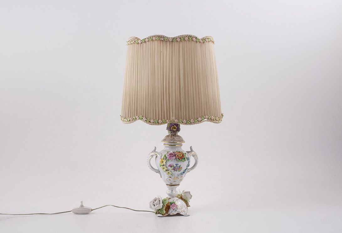 Foto Porcelain Flower Lamp with Rose Decorated Shade ​h64