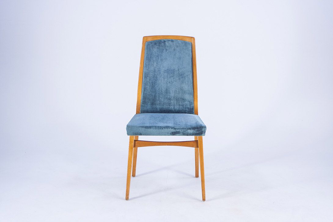 Foto Blue Velvet Dining Chair with Wooden Frame Italy 1965
