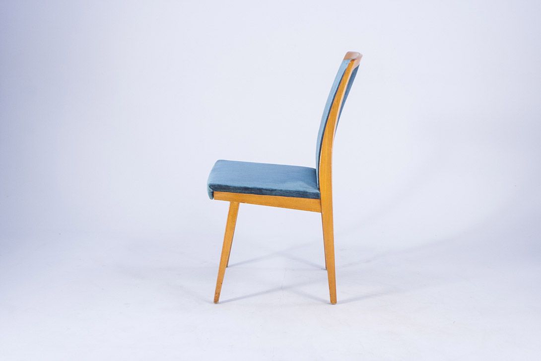 Foto Blue Velvet Dining Chair with Wooden Frame Italy 1965
