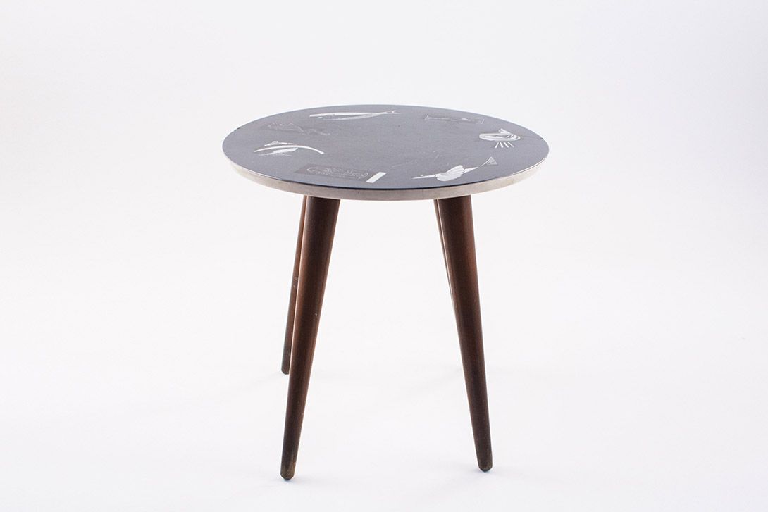 Foto Side Table with Fish Plastic Pattern Top and Wooden Legs 1958 ​h30x30
