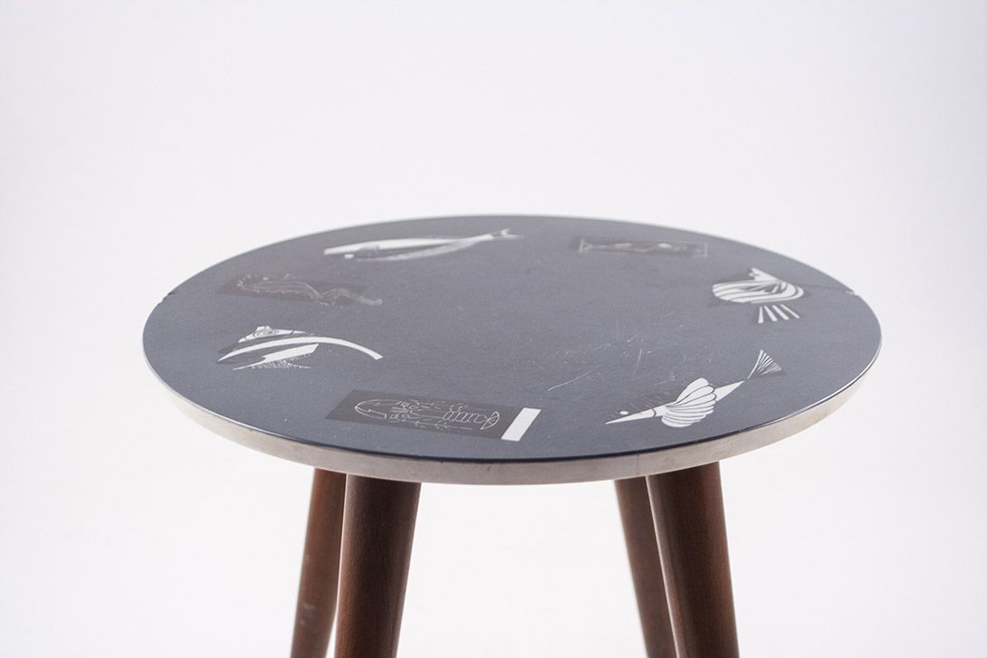 Foto Side Table with Fish Plastic Pattern Top and Wooden Legs 1958 ​h30x30