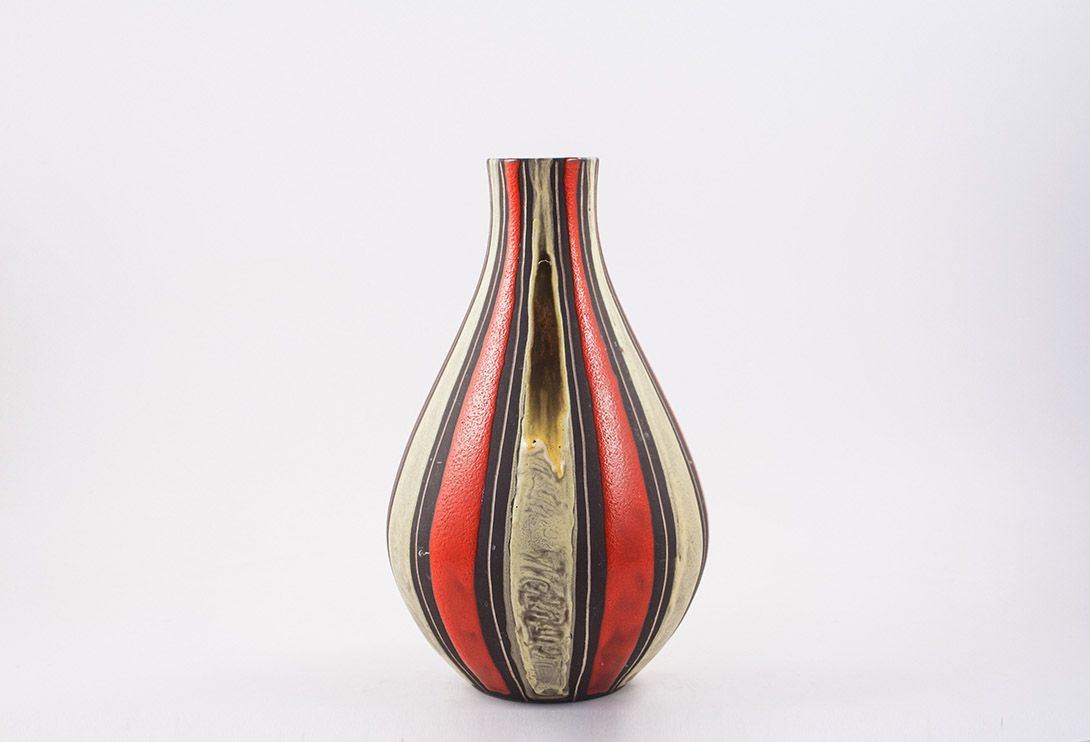 Foto Ceramic Midcentury Table Vase Red, Black and Beige Stripes 1962 ​h35 E6