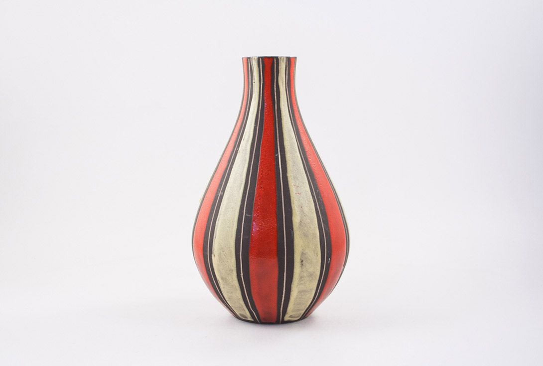 Foto Ceramic Midcentury Table Vase Red, Black and Beige Stripes 1962 ​h35 E6