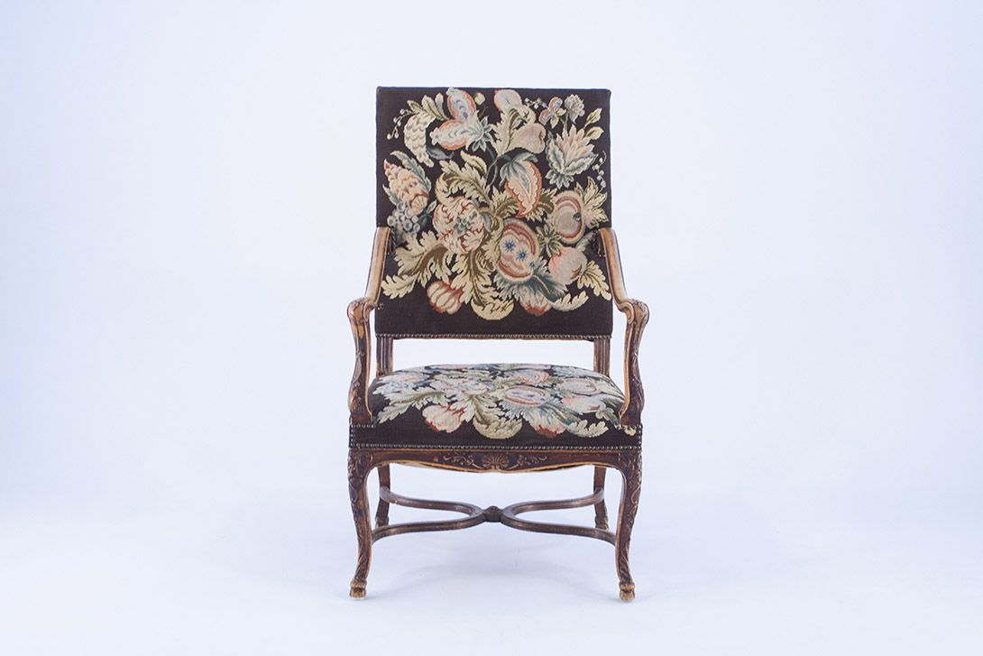 Foto Playful Armchair with Floral Upholstery and Carved Frame