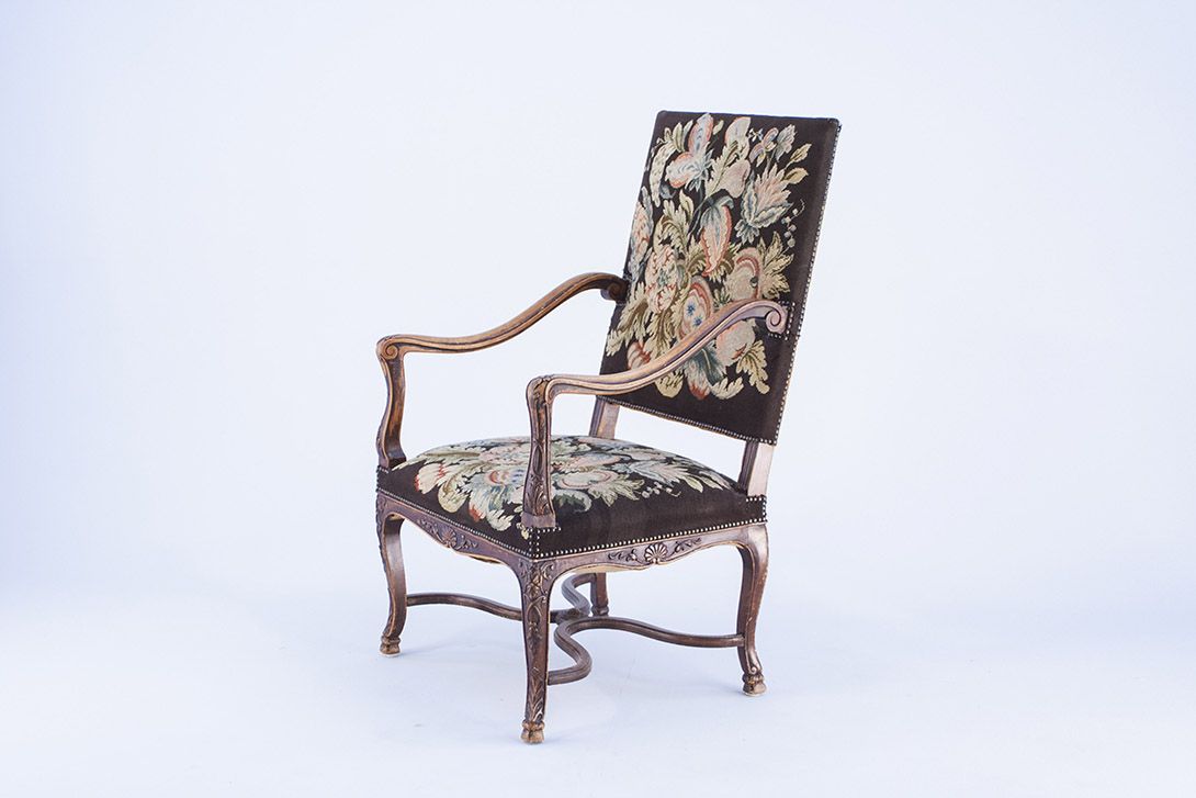 Foto Playful Armchair with Floral Upholstery and Carved Frame