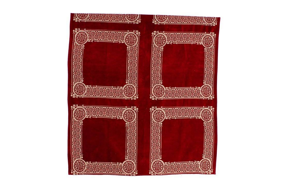 Foto Red Blanket with Floral Pattern ​ L240x165