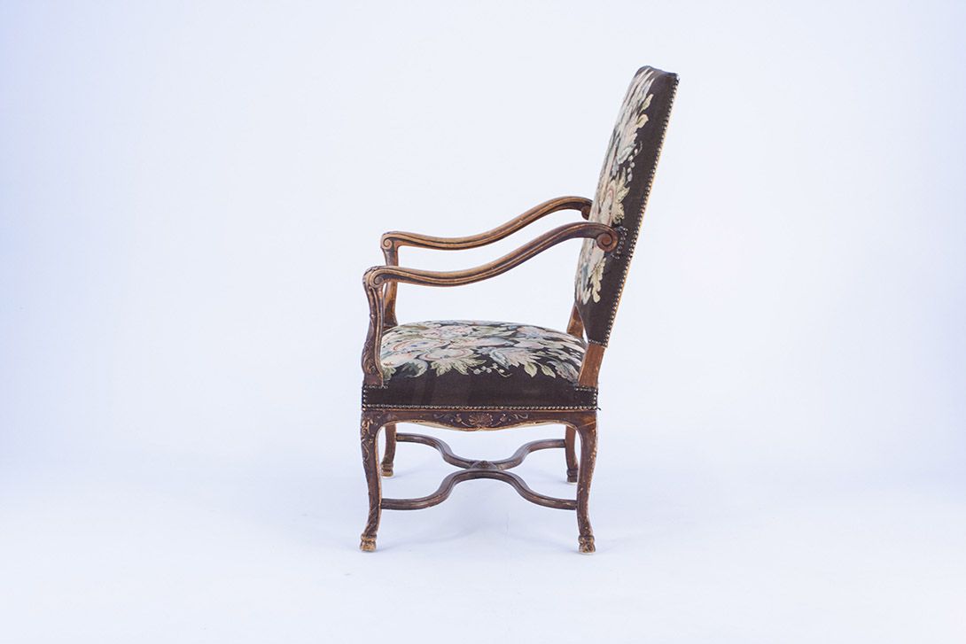 Foto Playful Armchair with Floral Upholstery and Carved Frame
