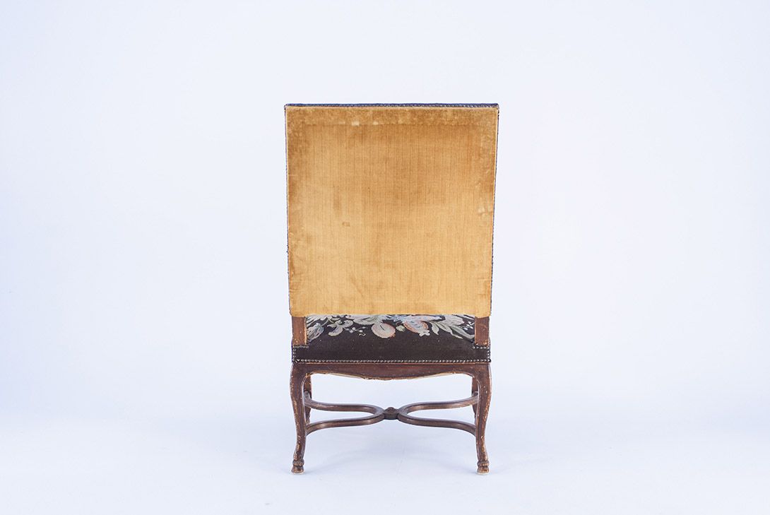 Foto Playful Armchair with Floral Upholstery and Carved Frame