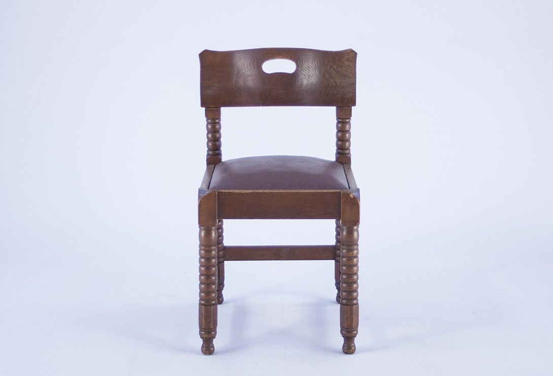 Foto Robust, Cheeky Wooden Kitchen Chair with Chunky Beaded Legs