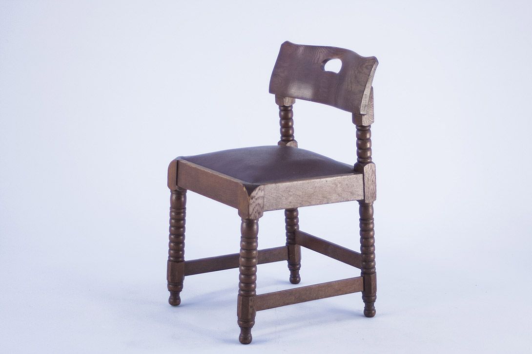 Foto Robust, Cheeky Wooden Kitchen Chair with Chunky Beaded Legs