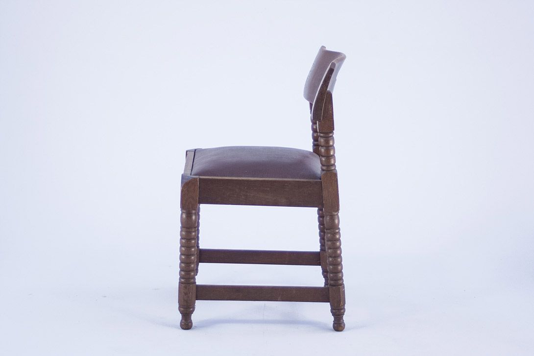 Foto Robust, Cheeky Wooden Kitchen Chair with Chunky Beaded Legs