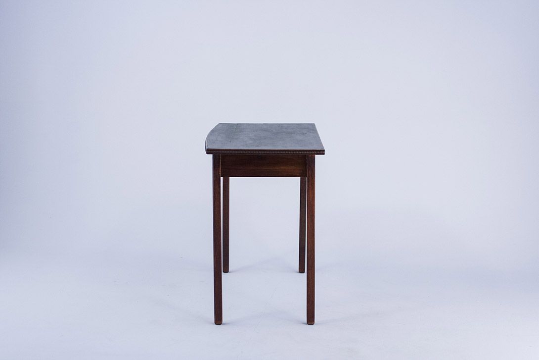 Foto Small Art Deco Lady Desk with Leather Inlayed Surface 1930 h71x83x48
