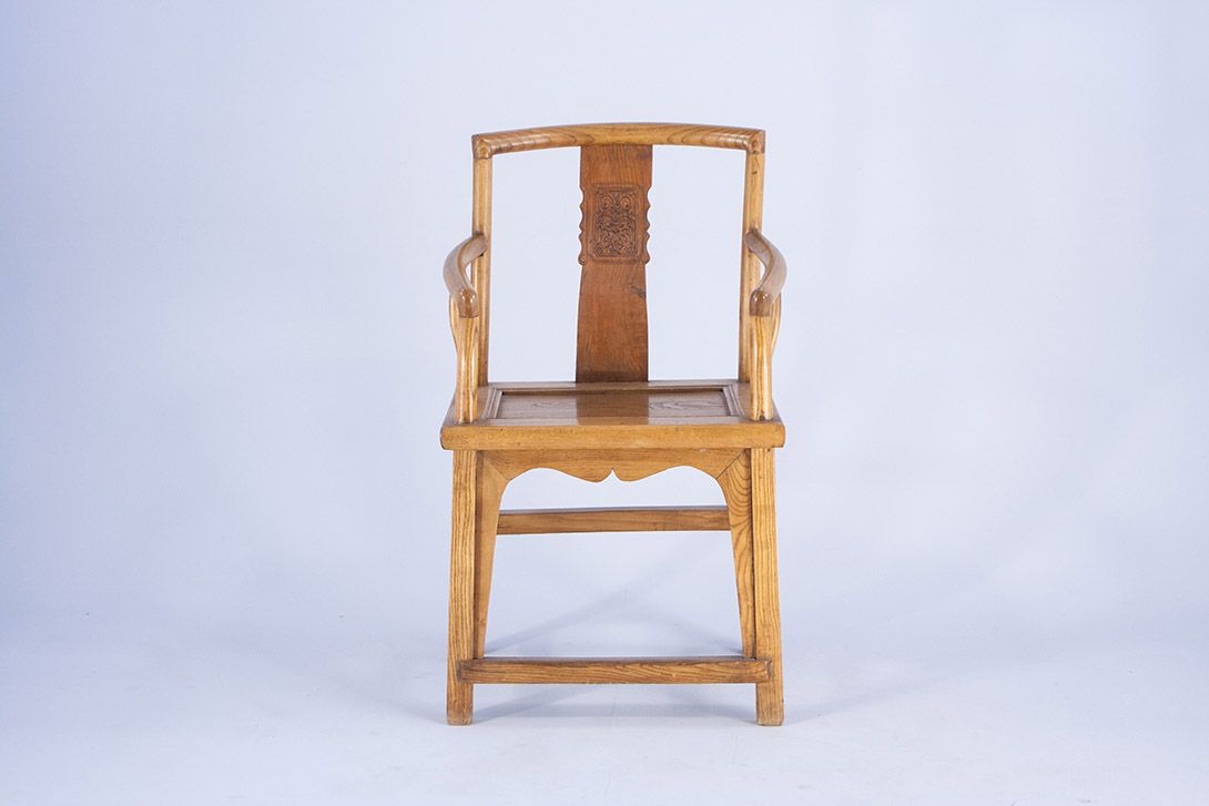 Foto Folksy Chinese Wooden Armchair with Carvings