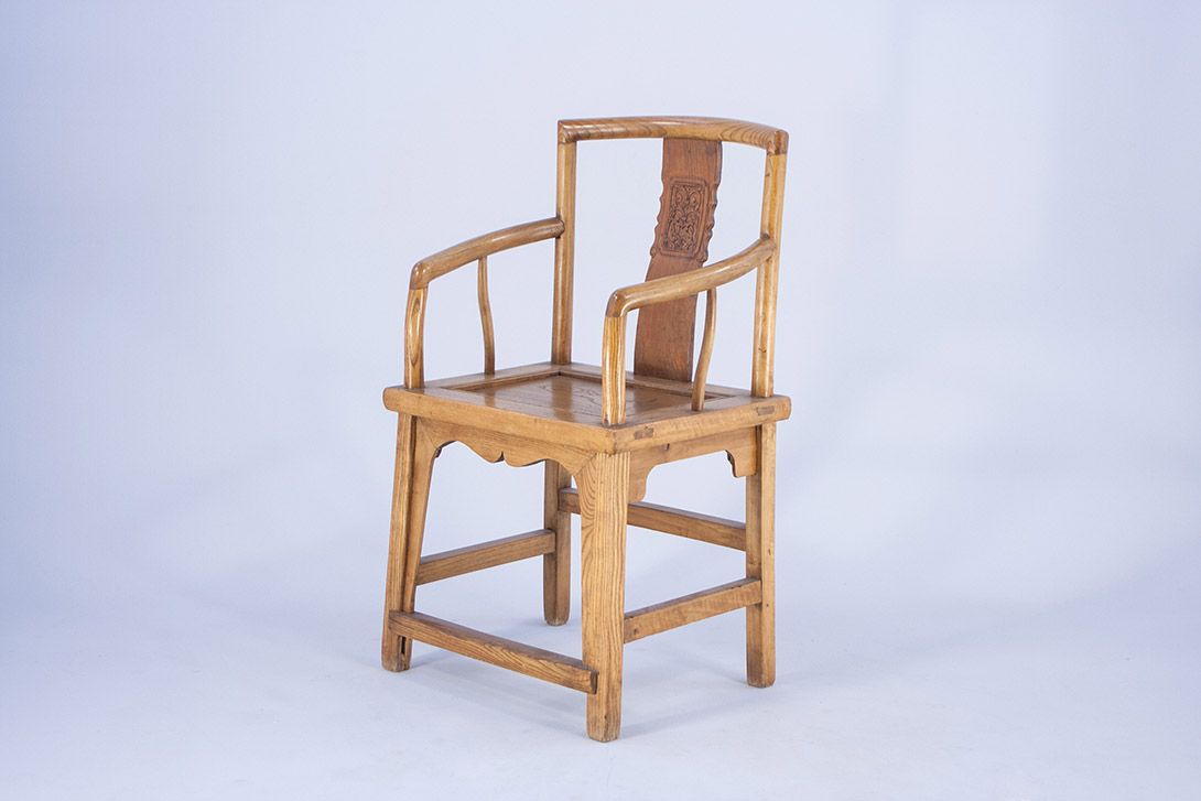 Foto Folksy Chinese Wooden Armchair with Carvings