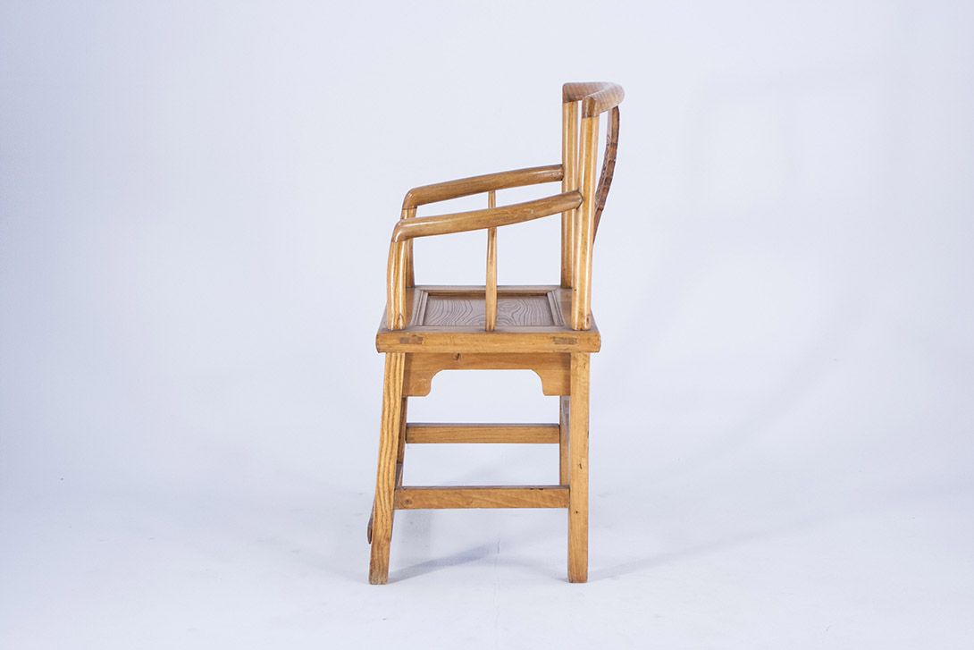 Foto Folksy Chinese Wooden Armchair with Carvings