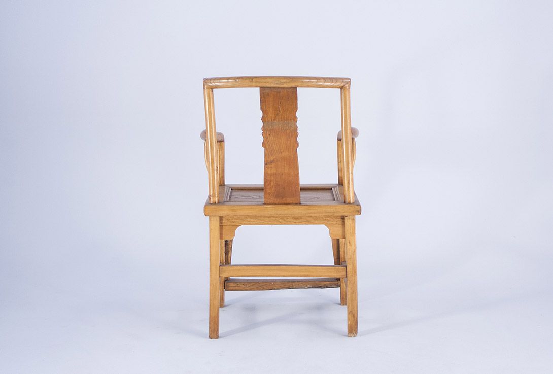 Foto Folksy Chinese Wooden Armchair with Carvings