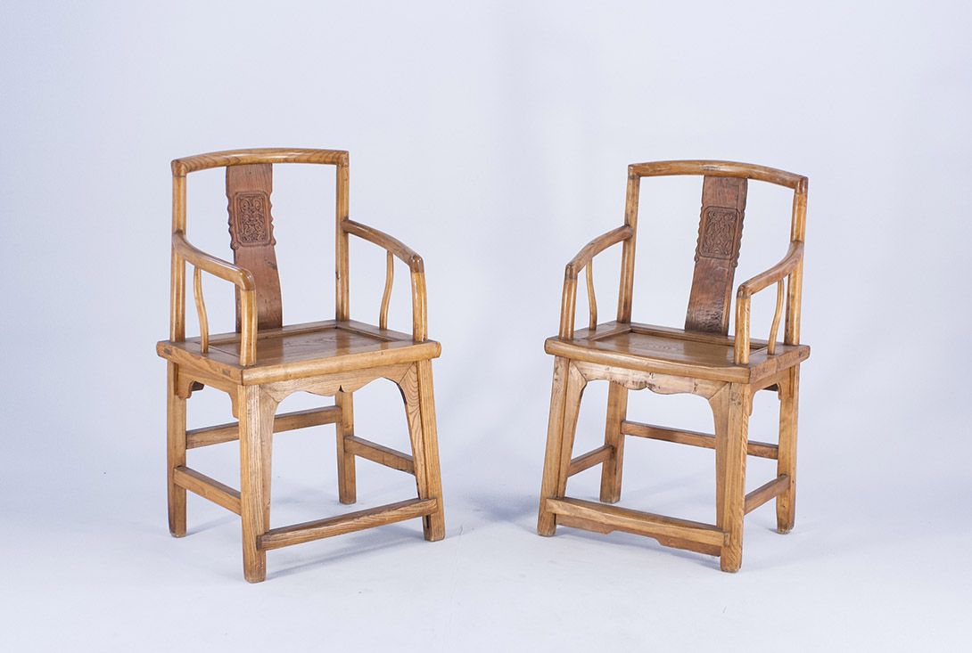Foto Folksy Chinese Wooden Armchair with Carvings
