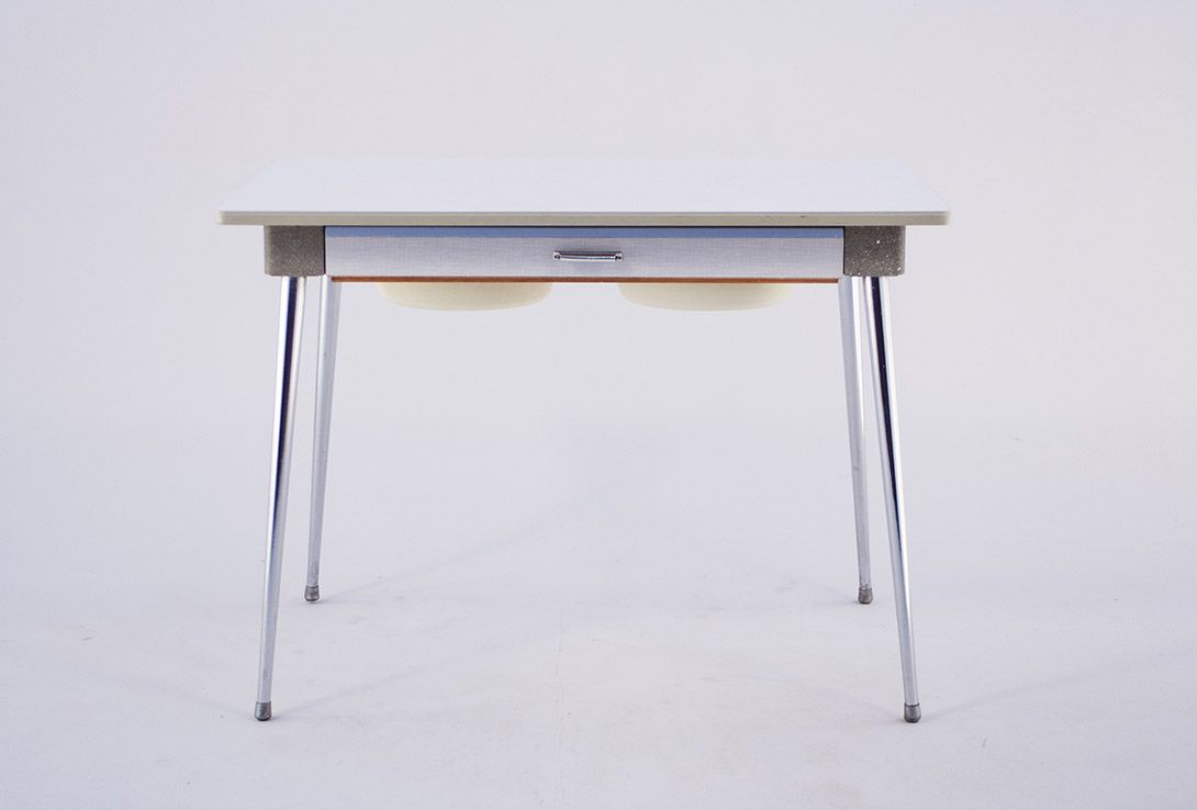 Foto Frankfurt Kitchen Table with Water Bowl filled Drawers 1958 h77x105x65