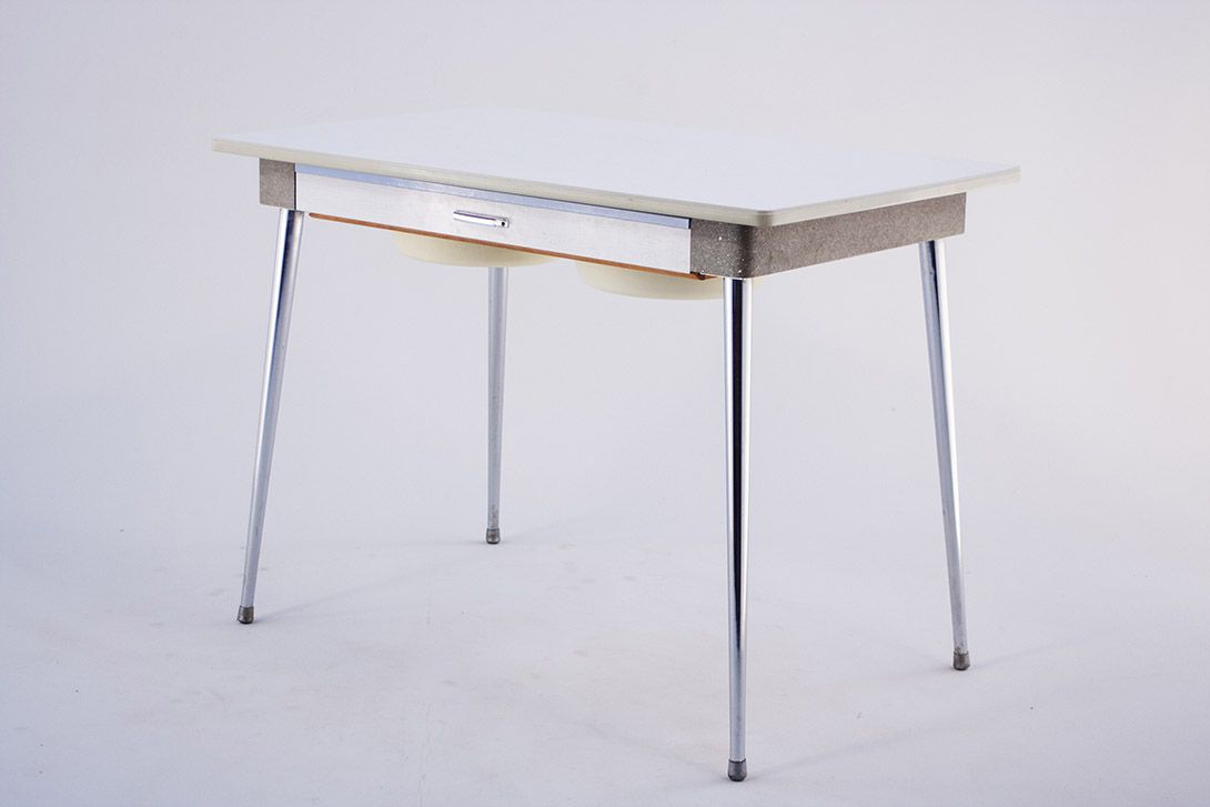 Foto Frankfurt Kitchen Table with Water Bowl filled Drawers 1958 h77x105x65