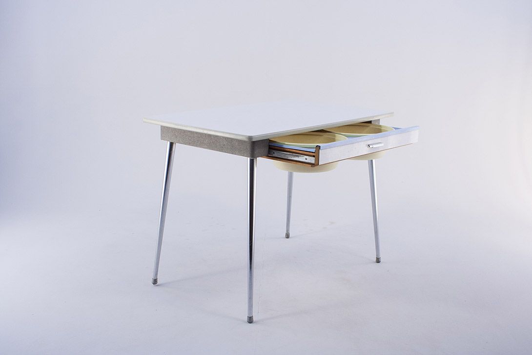 Foto Frankfurt Kitchen Table with Water Bowl filled Drawers 1958 h77x105x65