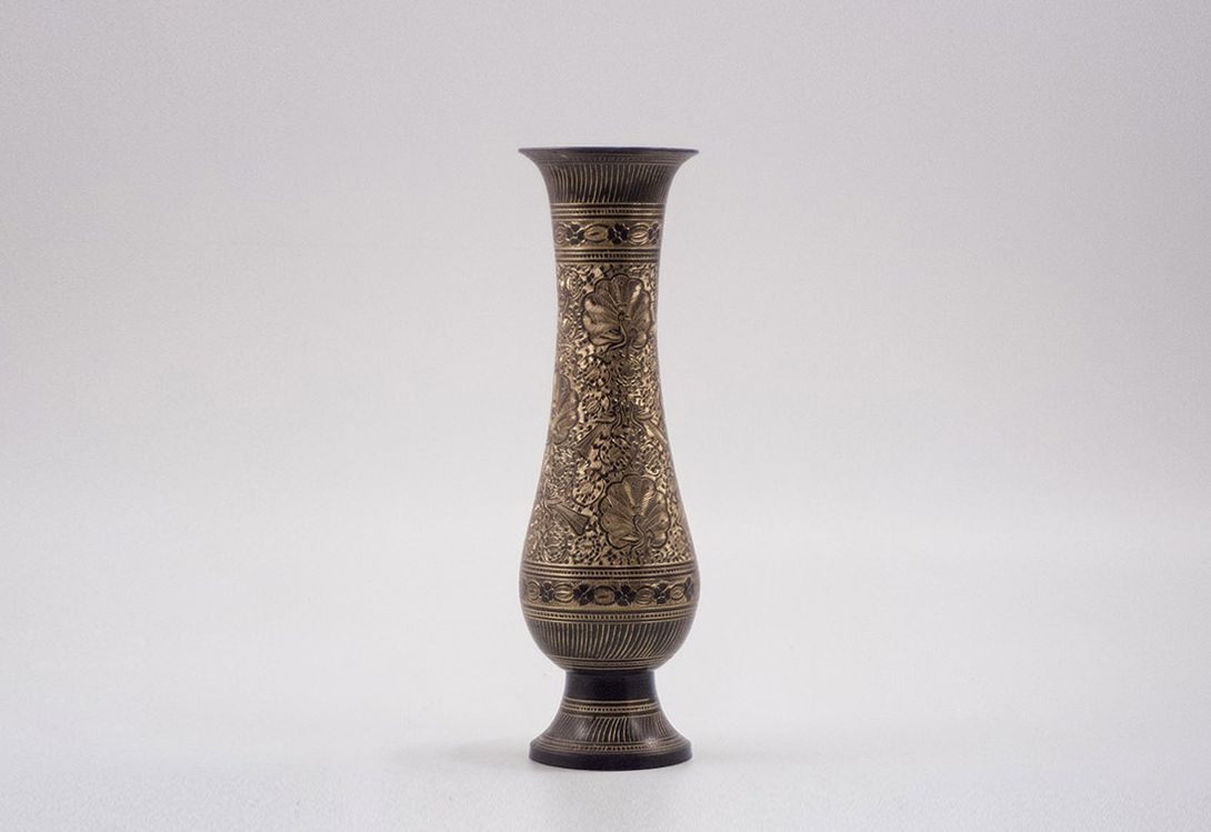 Foto Metal Table Vase with Golden Ornaments ​h30