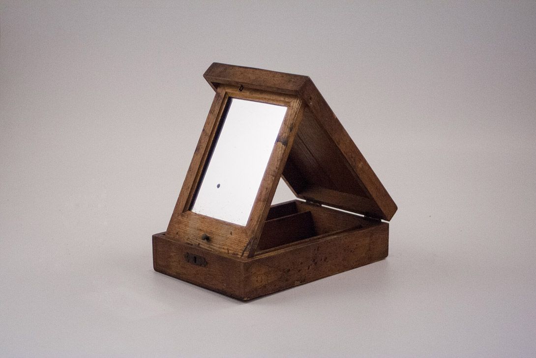 Foto Simple Wooden Shaving Box with Mirror Berlin 1910 h24x23x16