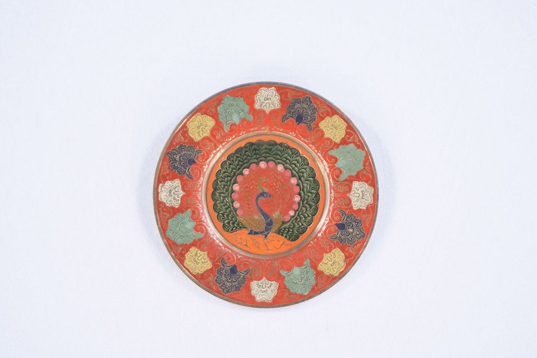 Foto Colorful Oriental Metal Wall Plate with Peacock Subject Ø25